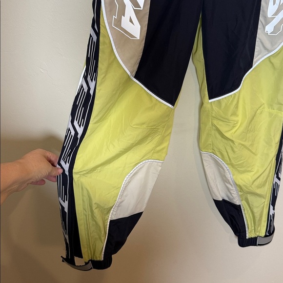 Aritzia TNA Oceanside reflective nylon pants. SMALL EXCELLENT CONDITION - Picture 5 of 8